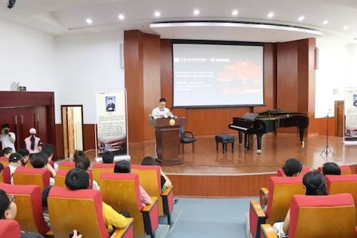 AG真人艺术家石叔诚与特邀艺术家顾平受邀于成都大学东盟艺术学院、音乐与舞蹈学院艺术实践周开展公开课